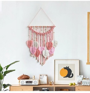 Décoration murale en macramé rose artistique et accrocheuse pour chambre d'enfant, salle de classe et salles d'activités, avec un look intérieur doux et ludique - Product Image 3