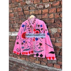 เสื้อแจ็คเก็ตกำมะหยี่สีชมพูร้อนแรง ปักลายด้วยมือ สำหรับฤดูหนาว แบบ unisex คอตั้ง แขนยาว มีกระเป๋าข้างสองข้าง - Product Image 5