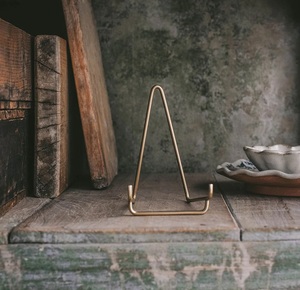 Support de livre de luxe en laiton avec cadre en fil métallique incliné pour livre de cuisine, tablette, menu et présentation sur table - Product Image 4