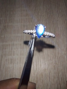 Anillo de Compromiso de Lujo con Diamante de Corte Pera de 1 Quilate, Banda de Oro Blanco para Mujer, Estilo Clásico con Diamantes Laterales - Product Image 2