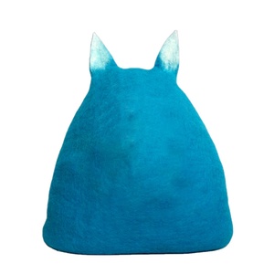 Lit pour chat en feutre bleu solide de luxe fait main avec design queue pour chats d'intérieur – Confortable et toutes saisons - Product Image 2