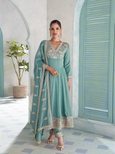 Boutique india: Última colección exclusiva de salwar kameez y dupatta de seda con bordados de diseñador y lentejuelas, estilo tradicional indio-pakistaní. - Product Image 6
