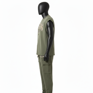 Ensemble 2 pièces pour homme : T-shirt sans manches en molleton de coton et polyester vert olive 240 GSM et pantalon cargo avec poches, logo imprimé - Product Image 3