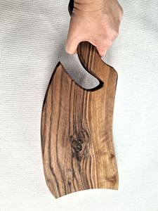 Planche à découper en bois de noyer, design en forme d'axe, bois massif, finition rustique, pour la cuisine, le service, la présentation en restaurant et la vente en gros - Product Image 4