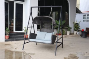 Fauteuil suspendu en osier d'extérieur avec support métallique, causeuse en rotin gris et coussins bleu clair pour terrasse et jardin - Product Image 3
