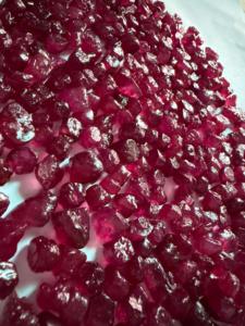Pierre précieuse synthétique irrégulière en rubis rouge Glassfield pour la fabrication de bijoux, polie - Product Image 2