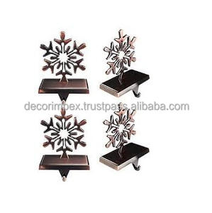 Iconikal Soporte para colgar medias de copos de nieve, bronce aceitado, paquete de 4 soportes para medias de copos de nieve festivos - Product Image 1