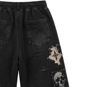 Shorts de survêtement noirs déchirés style punk pour homme, coupe large avec patchs tête de mort et croix, logo frontal, 100% coton, taille élastique unie avec cordon de serrage - Product Image 4