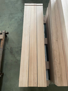 Poste de Escalera Cuadrado de Madera Maciza con Anclajes Metálicos y Tapas de Madera para Instalación de Escaleras - Product Image 5