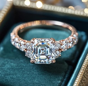 Anillo de Moissanita con Corte Ascher en Plata de Ley 925, Clásico y Atemporal, Anillo de Lujo para Compromiso, Boda y Fiesta - Product Image 4