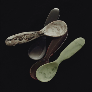 Ensemble de cuillères à dessert en résine faites à la main, motif tourbillon artistique, ustensiles de service colorés, au meilleur prix - Product Image 1