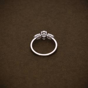 แหวนเพชรสามเม็ดทรงรี เพชรเพาะเลี้ยงสำหรับเจ้าสาว ได้รับการรับรอง ทองคำแท้ เหมาะสำหรับเป็นแหวนหมั้นหรือแหวนครบรอบสำหรับผู้หญิง - Product Image 3