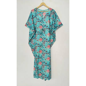 Caftán Morado para Mujer, Vestido Largo Holgado con Cuello en V, Estampado Floral Indio, Mangas Cortas, Tejido Natural, Ideal para la Playa o como Ropa de Dormir - Product Image 4