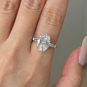 Anillo de Compromiso de Tres Piedras con Diamante Cultivado en Laboratorio de Corte Ovalado de 3 Quilates, Anillo con Certificado IGI - Product Image 5