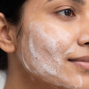 Nettoyant visage éclaircissant BioCare avec niacinamide, acide tranexamique, alpha arbutine et vitamine B12 - Product Image 5