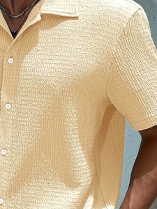 Chemise Homme Style Resort d'Été Col Cubain Décontractée Texturée Manches Courtes Boutonnée Fournisseur OEM Personnalisé - Product Image 3