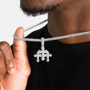 Colgante de Lujo con Triple Cruz |   Collar con Colgante de Tres Cruces en Oro Blanco con Incrustaciones de Diamantes |   Joyería Cristiana de Hip Hop - Product Image 2