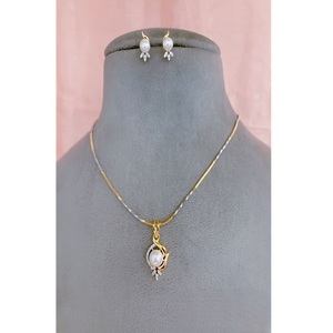 Ensemble collier et boucles d'oreilles pour femme, plaqué or 18 carats, avec pendentif perle, design floral classique, chaîne torsadée Singapour, bijoux de mariage - Product Image 2