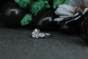 Anillo de Compromiso de Moissanita en Forma de Corazón a Precio de Fábrica, Anillo de Boda de Plata 925 con 3 Piedras y Baño de Rodio para Mujer - Product Image 6