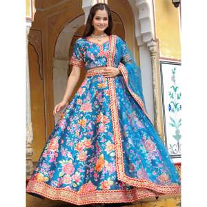 Lehenga choli ศิลปะผ้าไหมพิมพ์ลายดอกไม้สีฟ้าที่โดดเด่นสำหรับงานแต่งงาน - Product Image 2