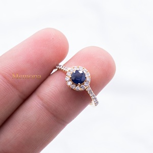 Bague de fiançailles en or jaune massif 18 carats avec halo de saphirs bleus naturels et diamants, bijoux fins pour femmes, Memoria Jewels - Product Image 3