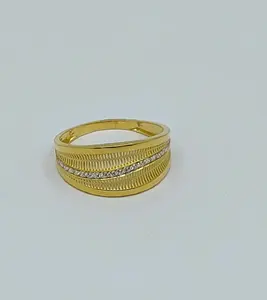 Anillo de Oro con Línea de Piedras Diagonales y Acabado Texturizado, Elegante Anillo Ancho para Aniversario de Bodas para Hombres y Mujeres - Product Image 2