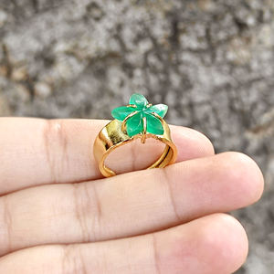 Bague artisanale en onyx vert, finition brossée, en laiton massif plaqué or 18 carats, avec motif floral délicat sculpté, pour cocktail. - Product Image 5