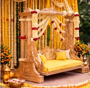 ที่นั่งจูลาที่สวยงามที่สุดสำหรับพิธีฮัลดีบนเวทีกลางแจ้ง พิธีสังเกต์บนเวทีกลางแจ้ง ชิงช้าสีทอง พิธีเมห์นดีกลางคืนบนเวที ออนจัล สหราชอาณาจักร - Product Image 5