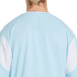 Camiseta de manga corta con cuello en V para hombre, en bloques de color azul claro y blanco, de corte regular, estilo casual, tejida, transpirable, de algodón. - Product Image 4
