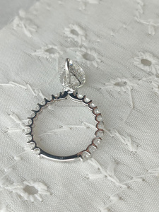 Anillo de diamantes en forma de pera con piedras laterales en oro blanco, una combinación perfecta de encanto clásico, brillo radiante y estilo contemporáneo. - Product Image 3