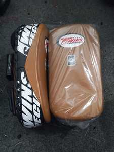 Boucliers de frappe incurvés Twins en mousse haute densité et cuir de vachette véritable pour l'entraînement de kick-boxing et de Muay Thai - Product Image 1