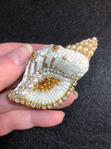 Broche perlée à la main, broche badge brodée, broche à perles, broche de revers tendance, broche de revers de luxe, broche perlée de créateur, broche brodée - Product Image 4