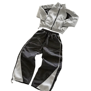 Conjunto de Chaqueta y Pantalones Cortos Deportivos para Hombre, Tejido Personalizado, con Capucha, Casual, Sólido, Impermeable, Ecológico, de Secado Rápido, con Logotipo Frontal - Product Image 1