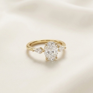 Anillo de compromiso personalizado con tres piedras alargadas, corte ovalado de 1 quilate, estilo cometa, con vástago europeo, CVD sintético VVS2 D, chapado en rodio, oro macizo de 14K, RAAMAA - Product Image 3