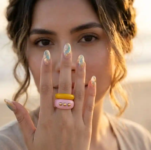 Bague de cocktail pour femme en résine avec perles dorées, pierre ovale en résine, design géométrique moderne chrétien pour les occasions de fête et de mariage - Product Image 3