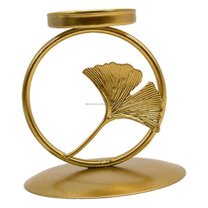 Portavelas de metal de hoja de Ginkgo dorado artesanal hecho a mano, diseñado para agregar un toque elegante e inspirado en la naturaleza a la decoración de su hogar - Product Image 1