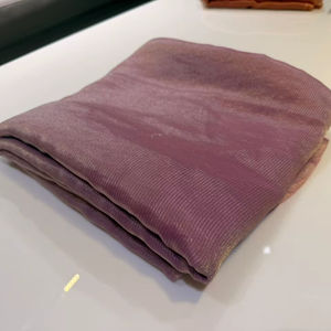 Tela Satén Metálica de Poliéster/Nailon, Tejido de Peso Medio para Vestidos, Saris, Ropa de Novia y Ocasiones Especiales - Product Image 1