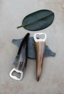 Ouvre-bouteille en corne de buffle polie, écologique, forme naturelle, durable, style rustique moderne, décoration artisanale pour la maison - Product Image 4