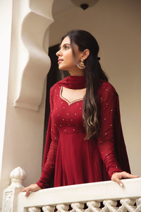 Vestido de noche Anarkali de satén color burdeos, corte en A, con cuello redondo, aberturas, detalles brillantes, manga larga, largo maxi, con dupatta y cintura natural, para fiesta. - Product Image 5