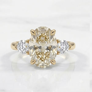Bague pour femme LILABA ENTERPRISE en or jaune 18 carats avec diamant de laboratoire ovale fantaisie brun et pierres latérales rondes brillantes, certifiée IGI - Product Image 1