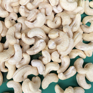 Oferta Especial: Nueces de Anacardo Crudas W320 a Precio Económico, Venta al por Mayor, Tamaño de Corte Personalizado, Alta Calidad de Vietnam, Santigo - Product Image 1