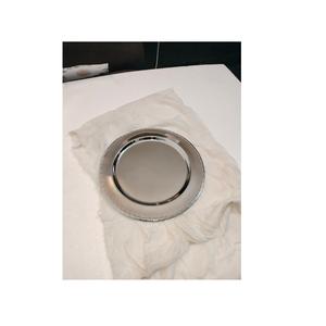 Assiette de présentation ronde en métal doré de luxe avec bord perlé, effet verre, pour décoration de mariage, repas de prestige et événements - Product Image 3