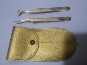 Juego de pinzas de extensión de pestañas chapadas en oro y titanio de 2 piezas hechas de acero inoxidable médico con bolsa de cuero - Product Image 2