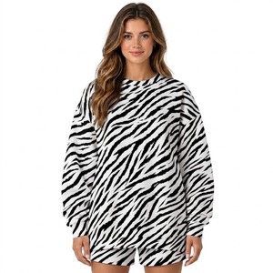 Ensemble court personnalisé pour femmes, pull à col rond surdimensionné, short décontracté assorti, tenue moderne et confortable - Product Image 2