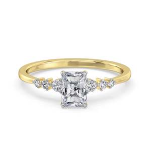 Bague en argent avec moissanite taille radiant, plaquée or, sertie de plusieurs pierres latérales et bande élégante pour femme - Product Image 1