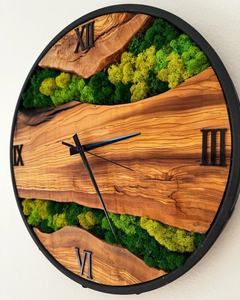 Reloj de Pared de Madera de Olivo y Musgo Hecho a Mano: Decoración Personalizada para el Hogar - Product Image 2