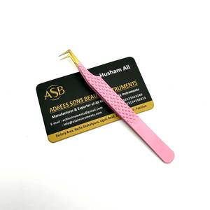 แหนบต่อขนตาแบบ 90 องศา ปลายสีชมพูทอง ทำจากสแตนเลสสตีล พร้อมโลโก้สั่งทำ ด้ามจับมีลาย จับกระชับมือ - Product Image 1