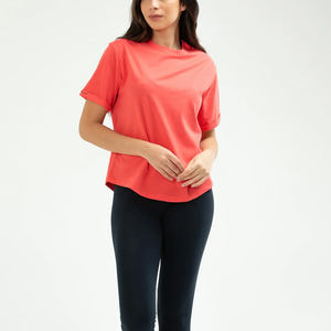 Camisetas Blancas al por Mayor para Mujer, Personalizables, de Algodón de Calidad, Ajustadas al Cuerpo, con Diseños Modernos, Colores y Hombros Caídos - Product Image 4