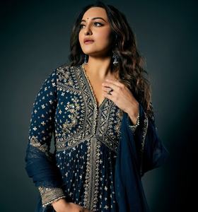 Nouveau Salwar Kameez de soirée et de mariage en faux géorgette, avec broderie lourde de créateur, bordure en dentelle et dupatta - Product Image 3