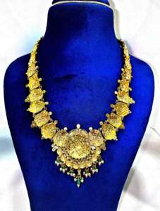 Collar tradicional indio de oro de 22k, estilo templo antiguo, tipo choker, con piedras rosas y verdes, disponible en ORO/PLATA/BRONCE - Product Image 3